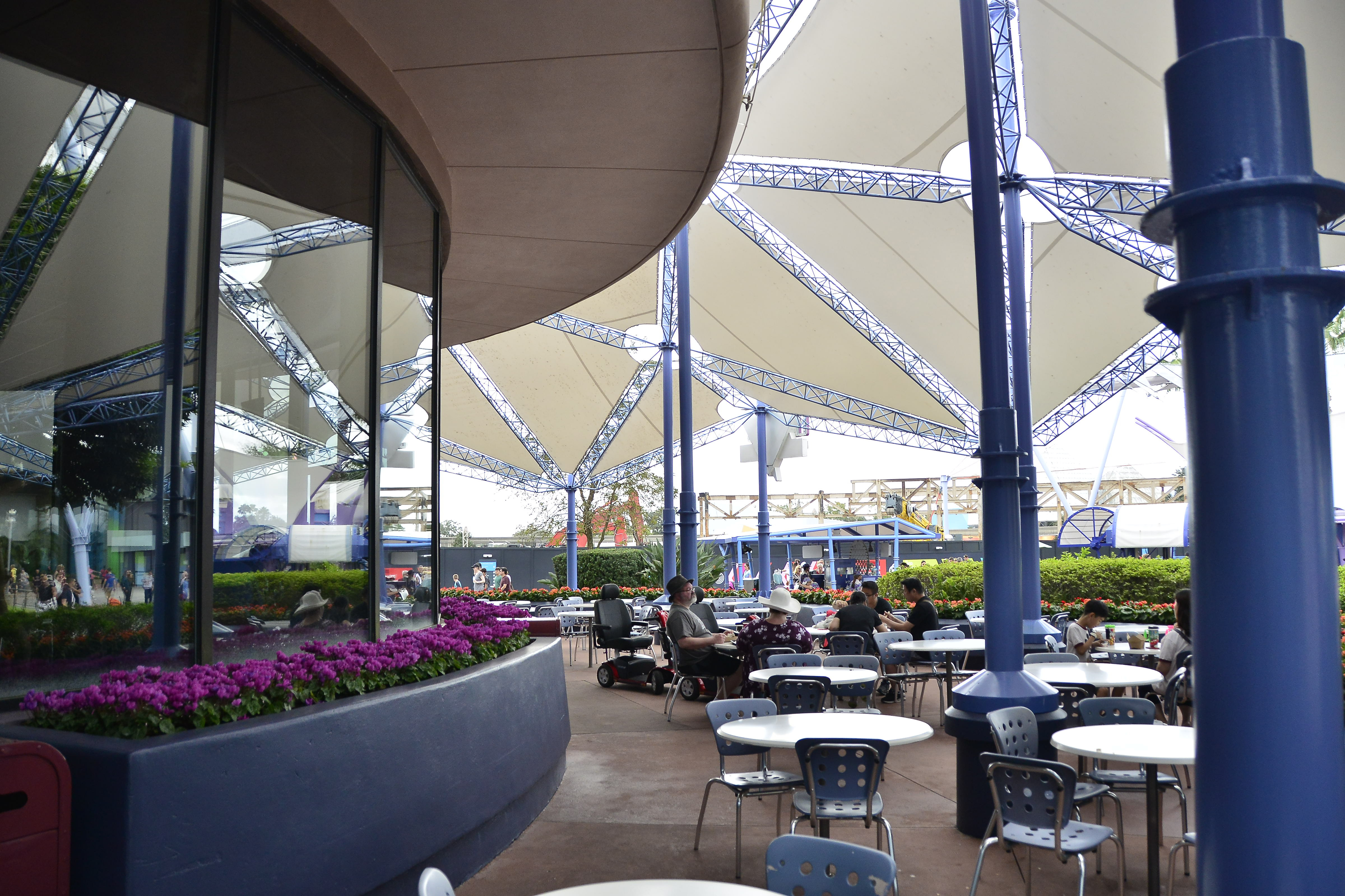 PHOTOS, VIDEO Neon and Talking Trash Cans One Final Tour of the