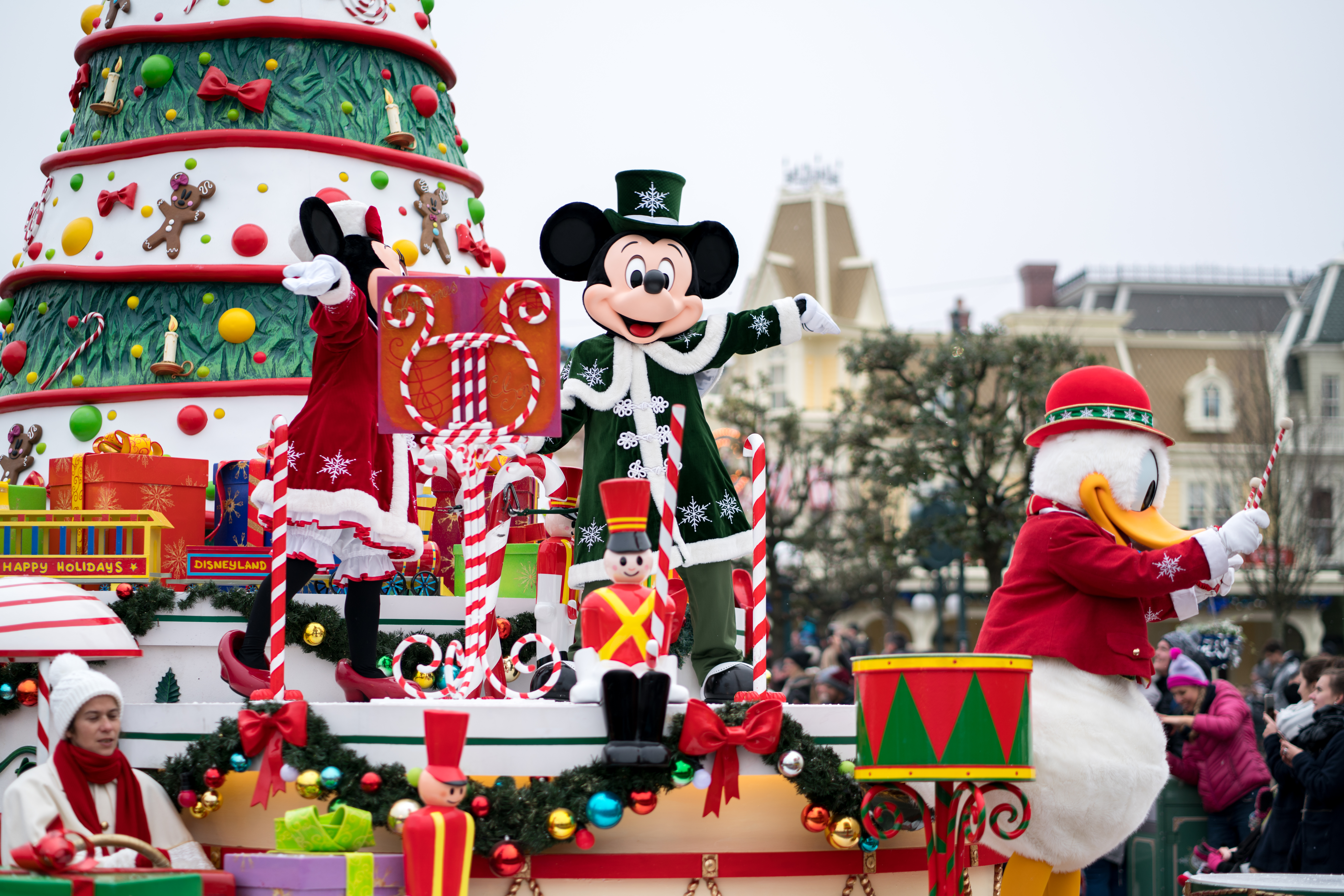 new christmas and daytime parades announced for disneyland paris wdw news today