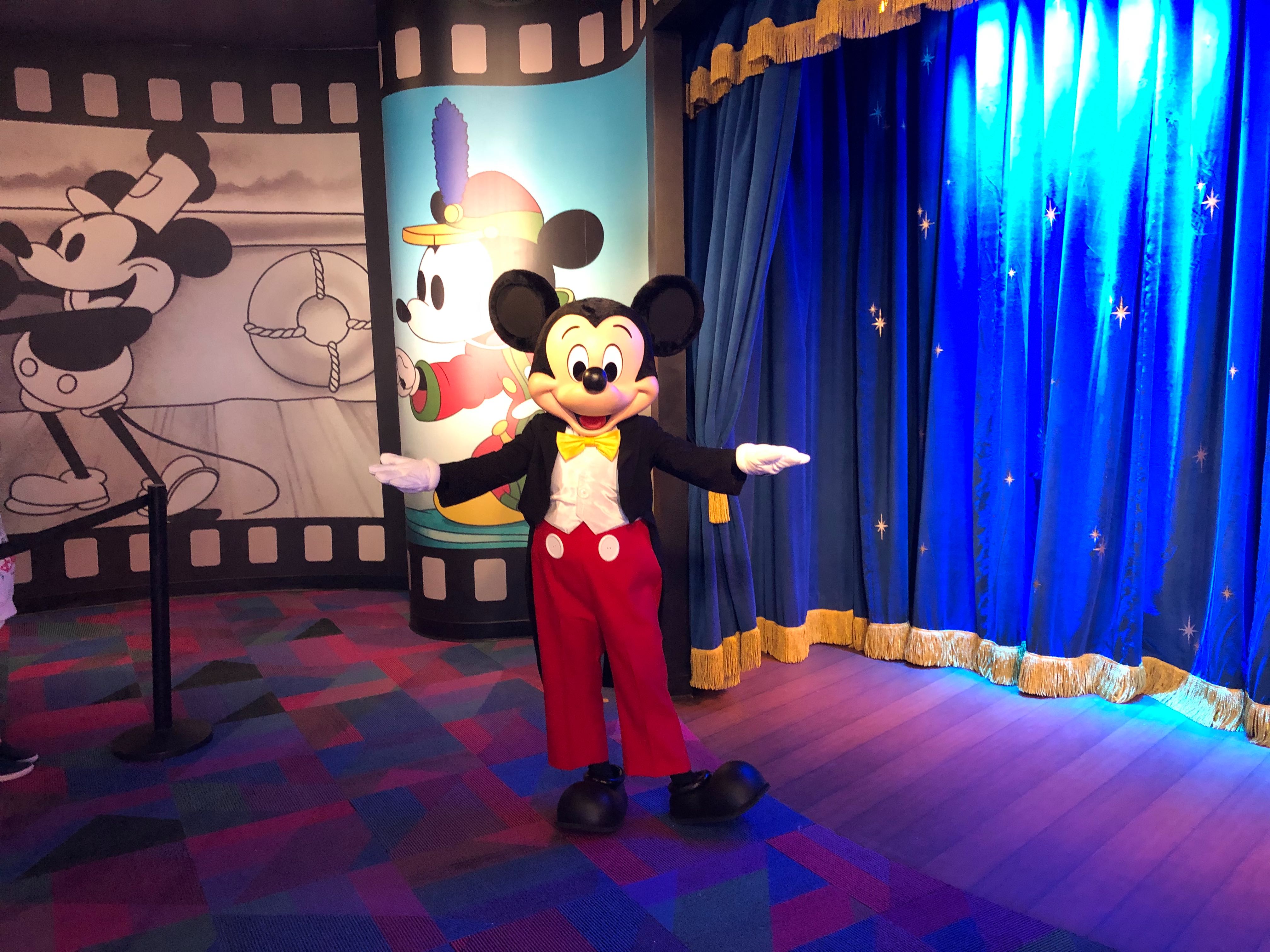 mickey meet and greet imagination epcot jan 2020 14