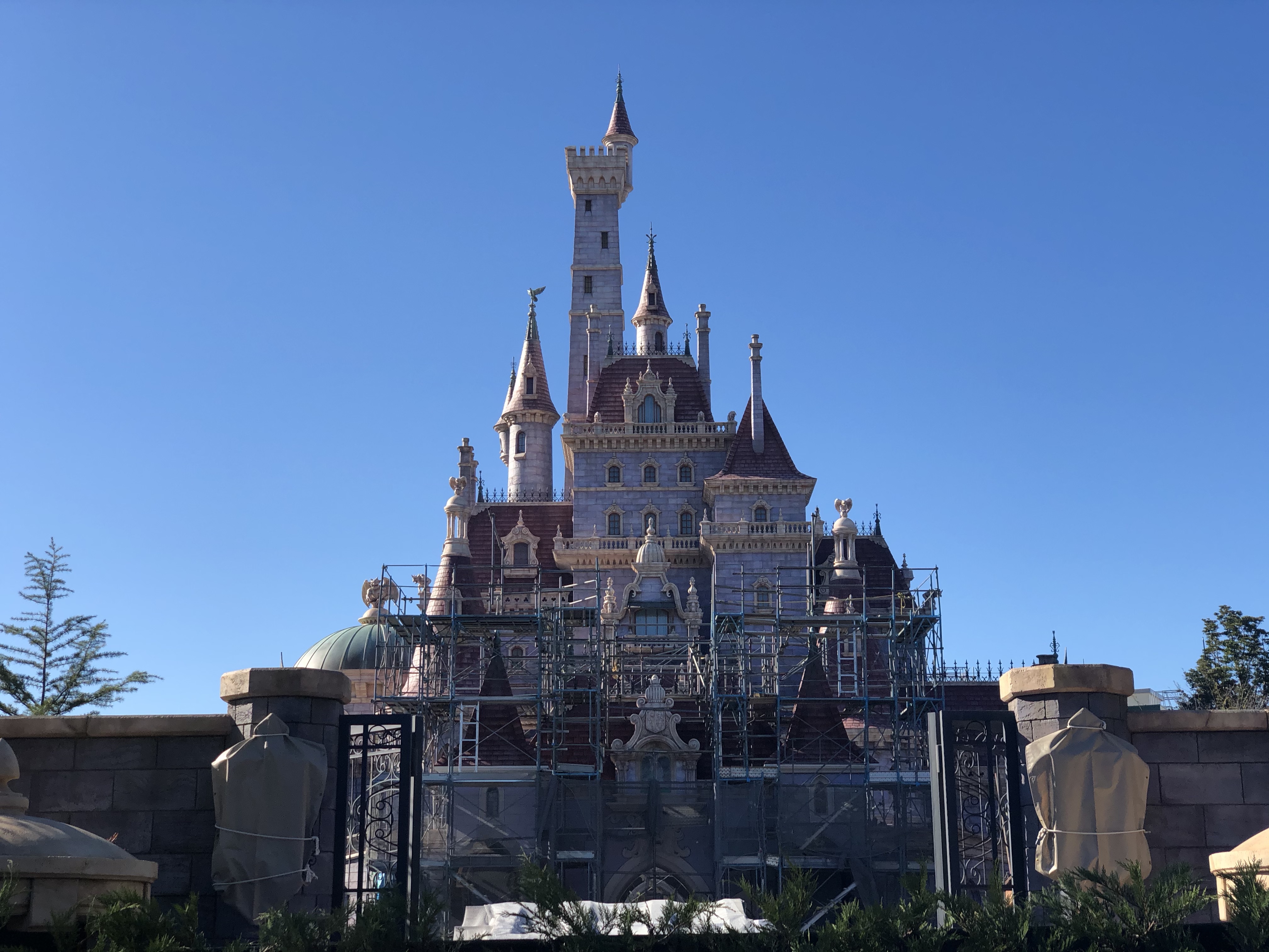 PHOTOS, VIDEO: More Scaffolds Down on Beast's Castle, Happy Ride with ...