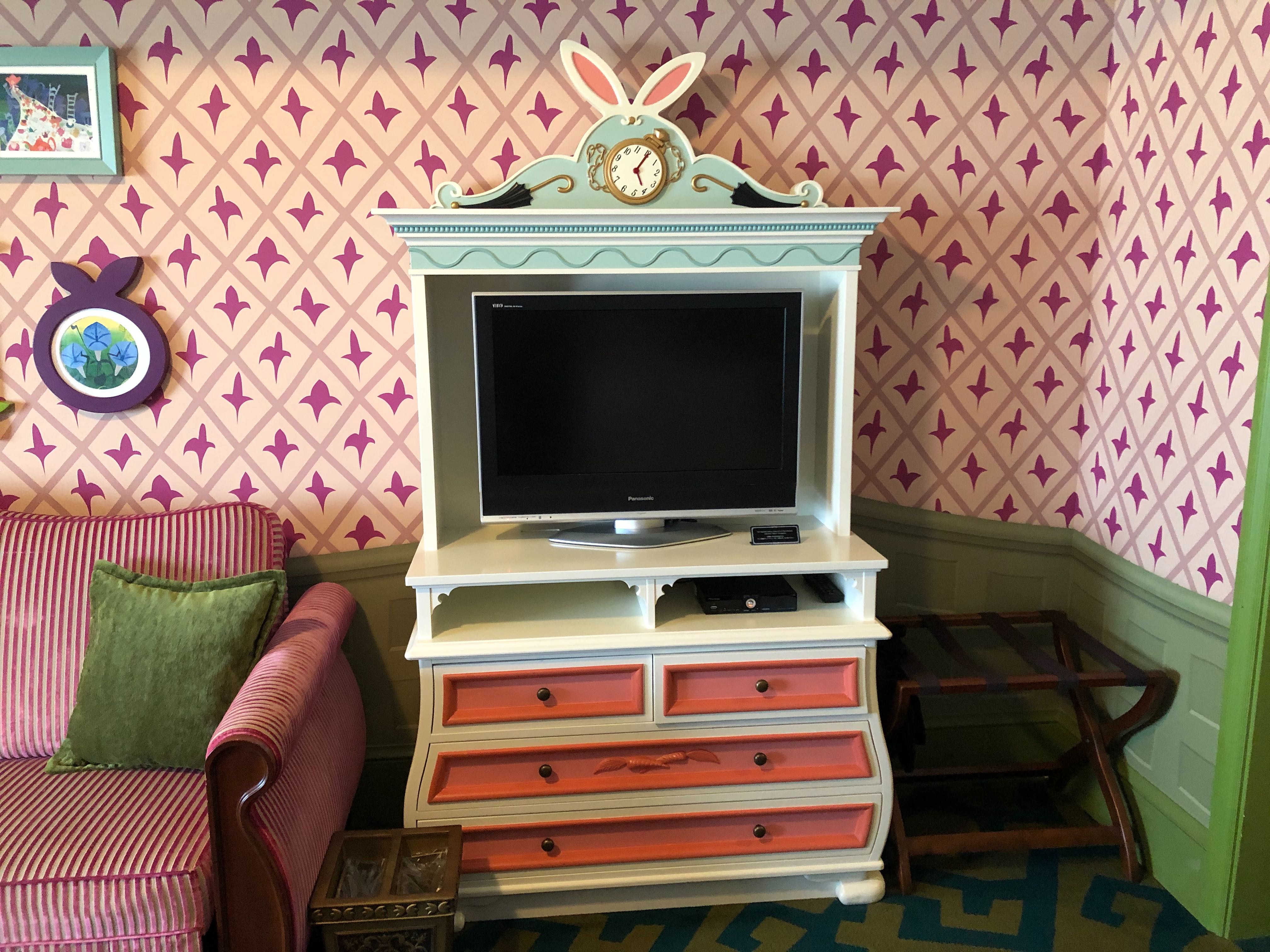 PHOTOS, VIDEO: Tour an "Alice in Wonderland" Character Room at the