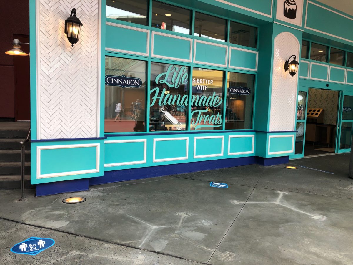 Cinnabon Outside Queue Social Distancing Markers CityWalk