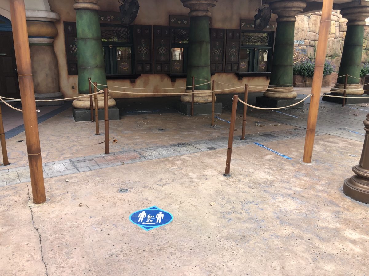 Islands of Adventure Social Distancing Guest Services