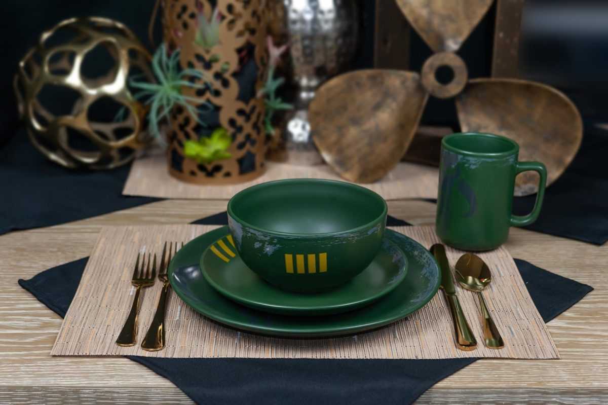 https://wdwnt-buzzy.s3.amazonaws.com/2020/06/BobaFettDinnerware4-1200x799.jpeg