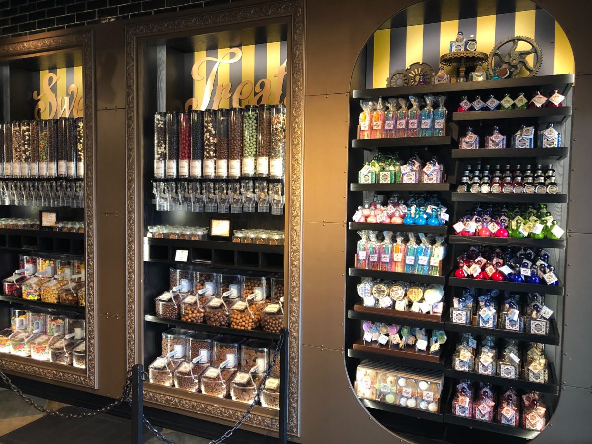 Toothsome Chocolate Emporium and Savory Feast Kitchen Social Distance Dining Universal Parks News Today may312020 39