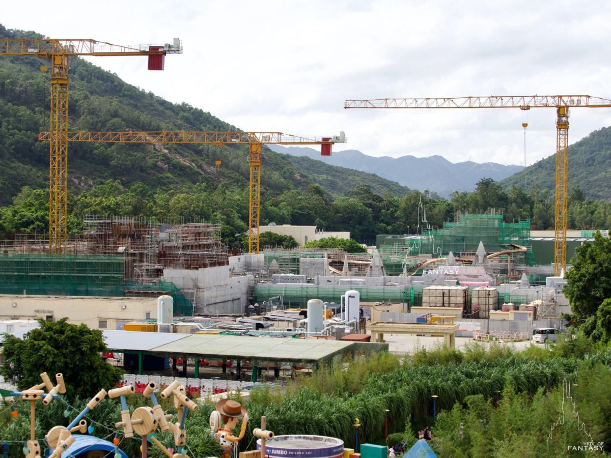 arendelle castle construction hong kong disneyland 2