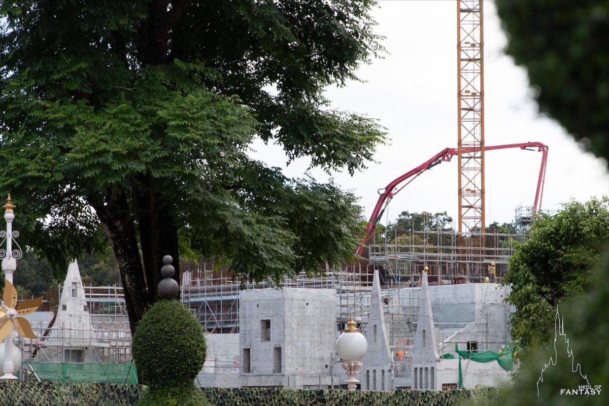 arendelle castle construction hong kong disneyland 6