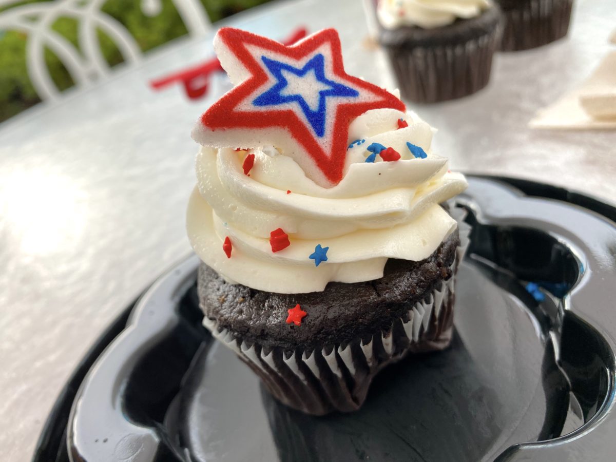 4th of july cake pop cupcake grand floridian 11
