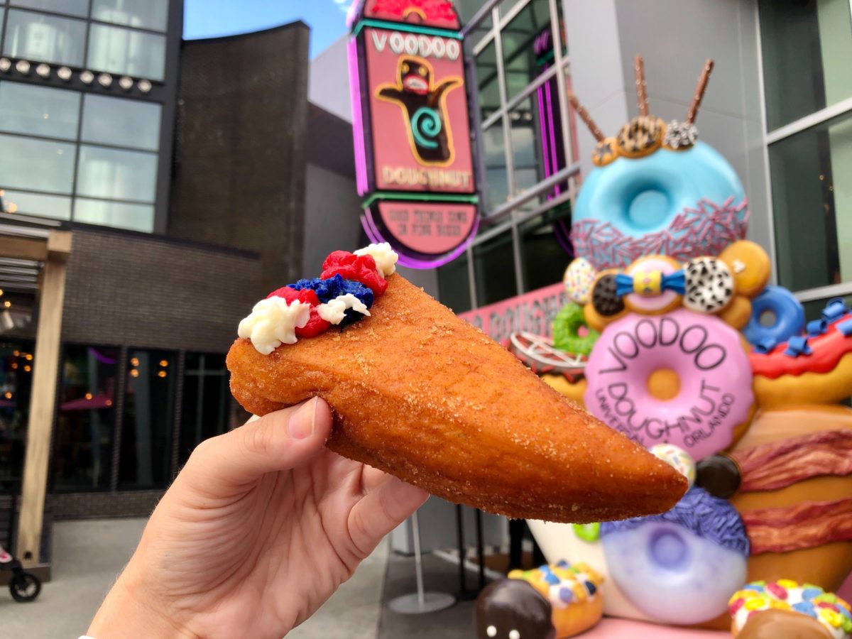 Apple Pie Voodoo Doughnut Review July 4 2020 CityWalk Universal Orlando 10