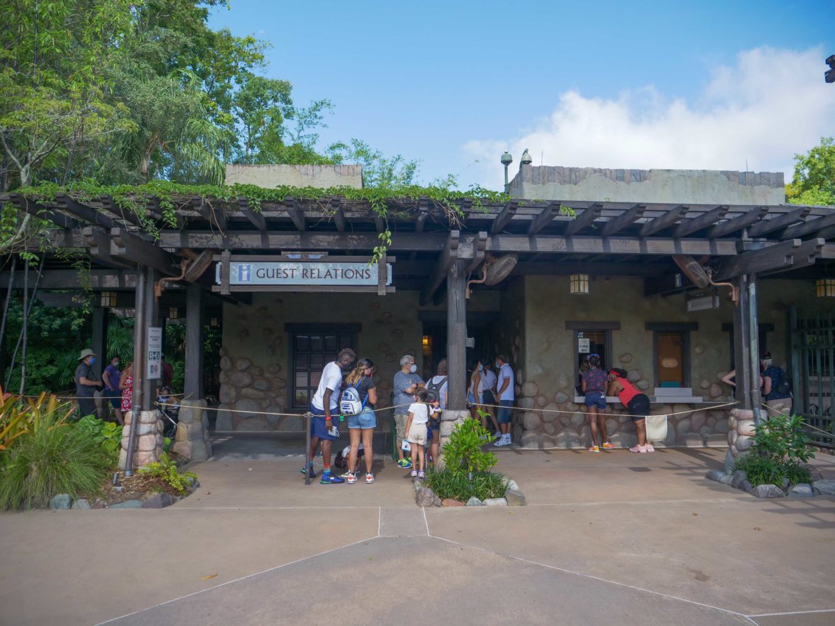 PHOTOS: Large Crowds Form Outside of Guest Relations at the Magic