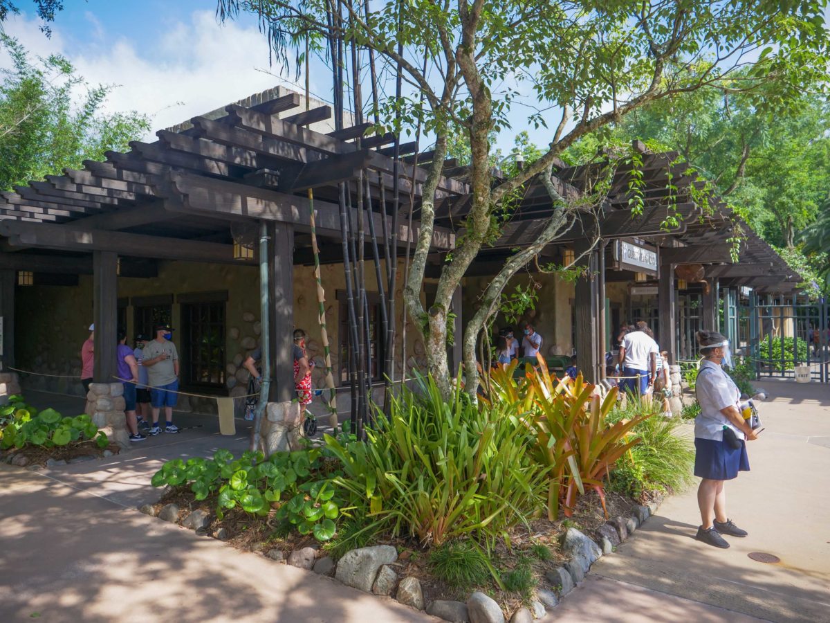 PHOTOS: Large Crowds Form Outside of Guest Relations at the Magic