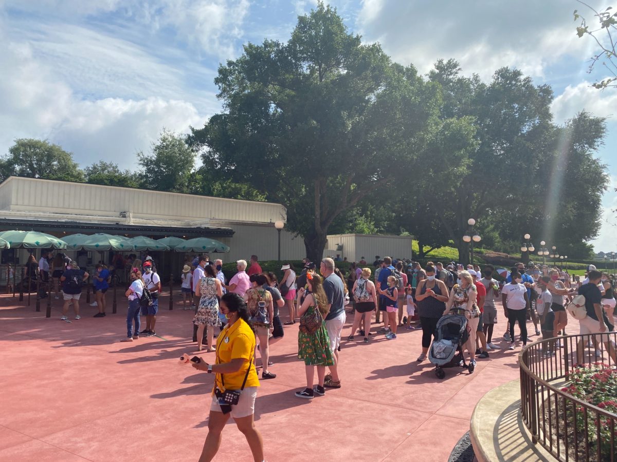 PHOTOS: Large Crowds Form Outside of Guest Relations at the Magic