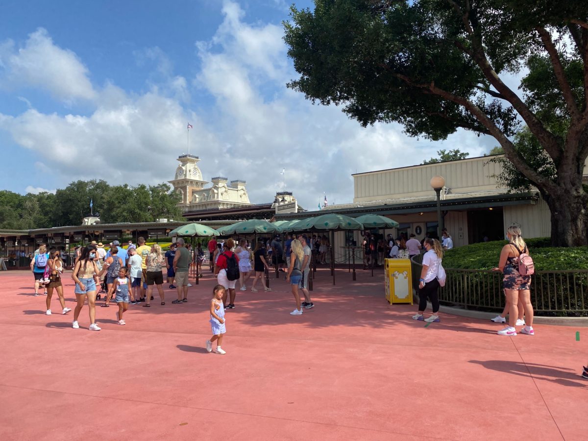 PHOTOS: Large Crowds Form Outside of Guest Relations at the Magic