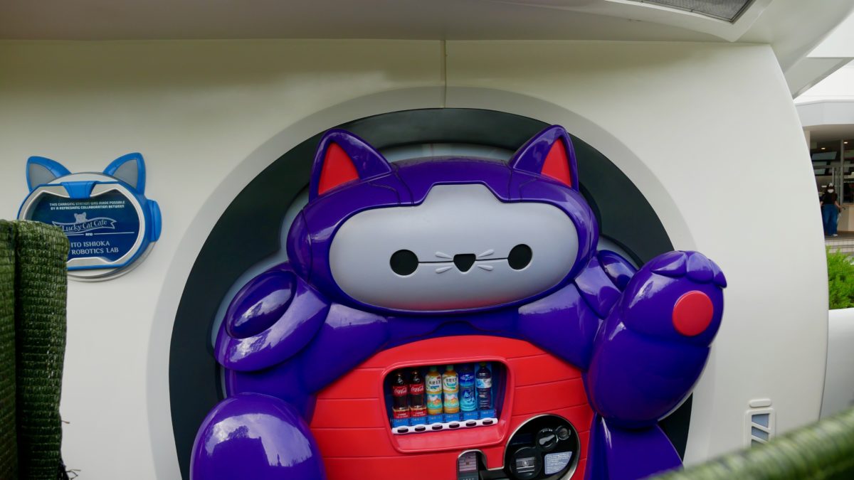 東京ディズニーランド ベイマックス風の可愛い猫型自動販売機がトゥモローランドに Wdw News Today In Japanese