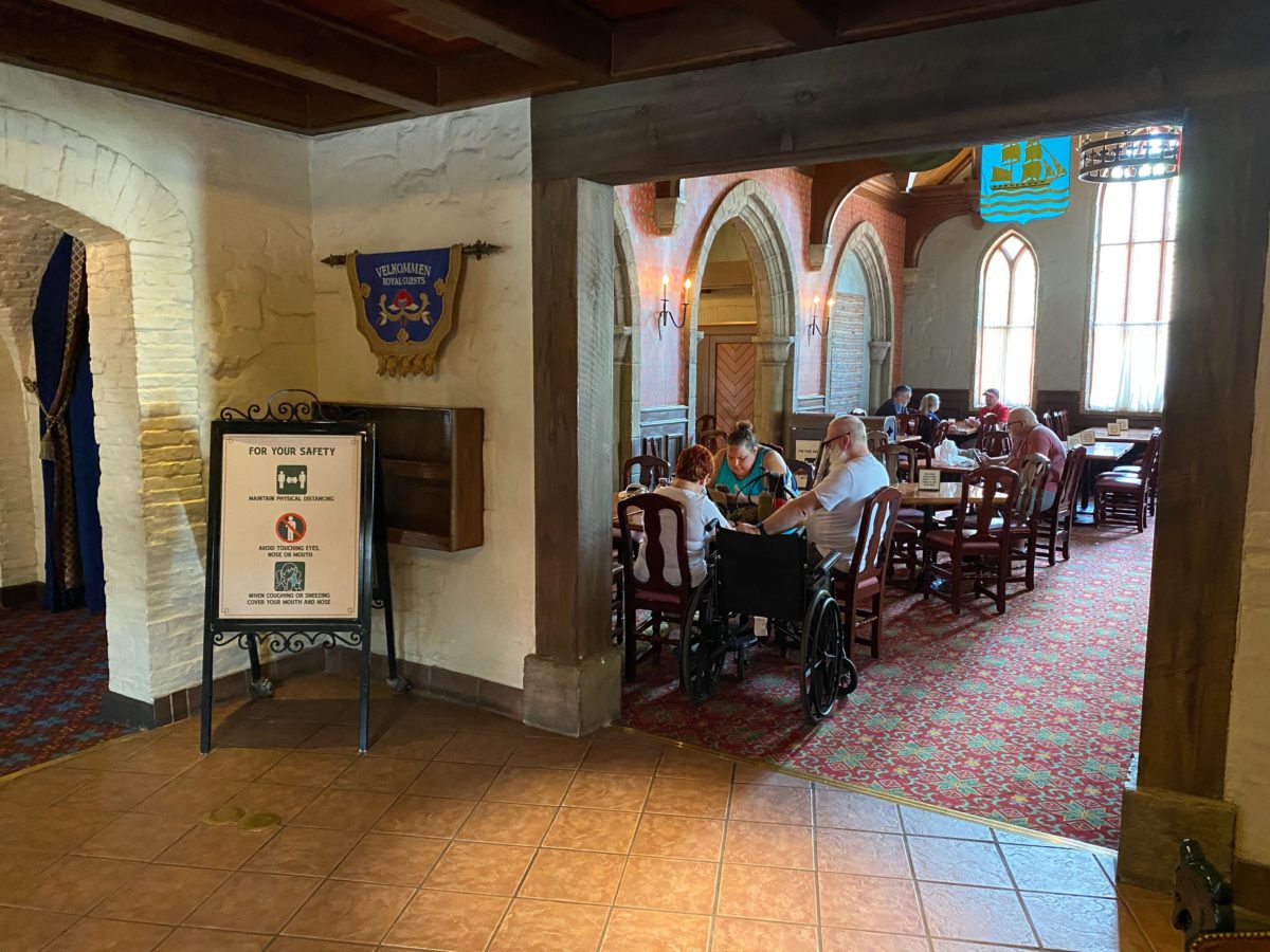 akershus royal banquet hall face mask relaxation station norway epcot 4