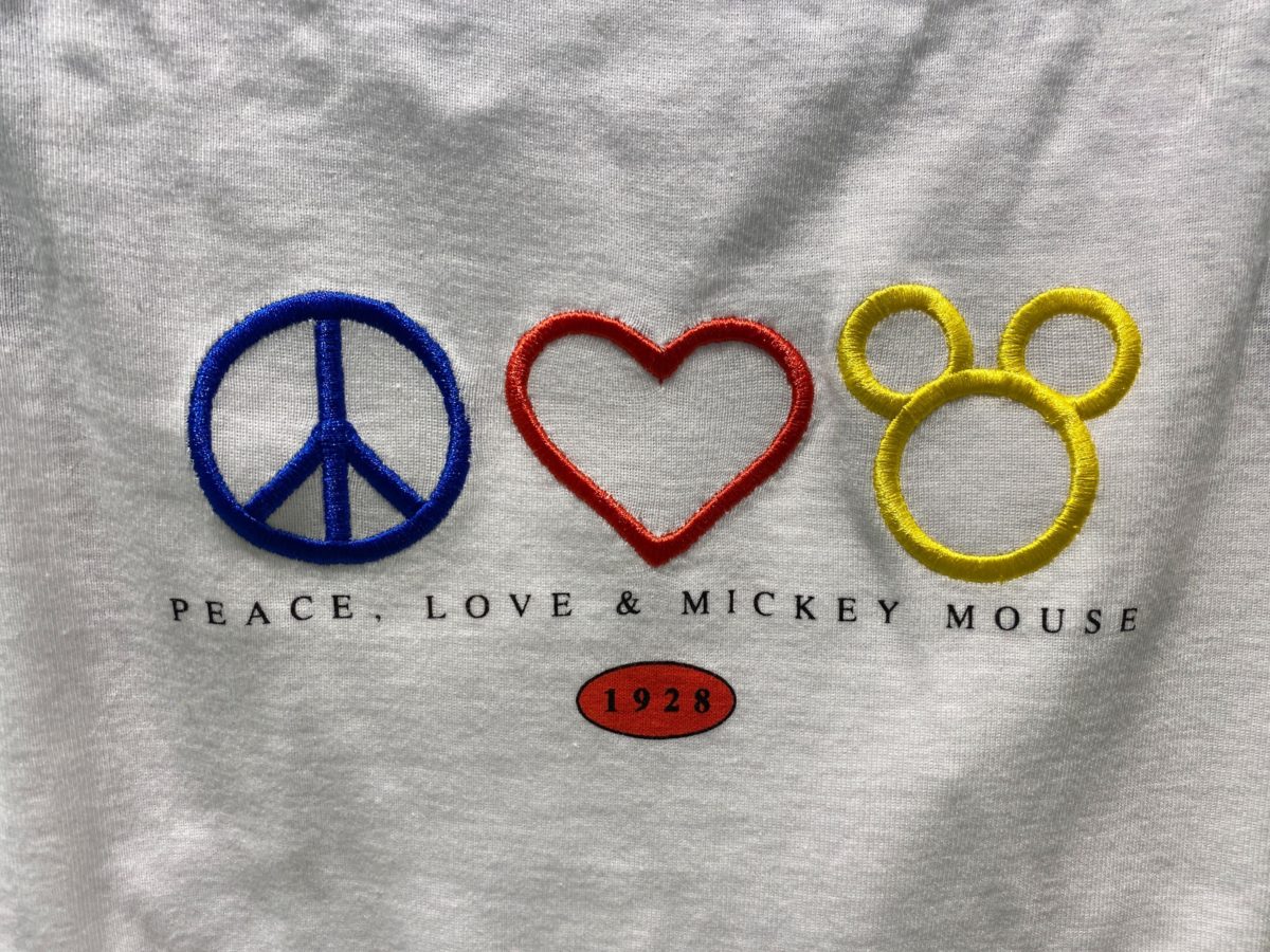 Mickey mouse peace love Chicago Cubs shirt