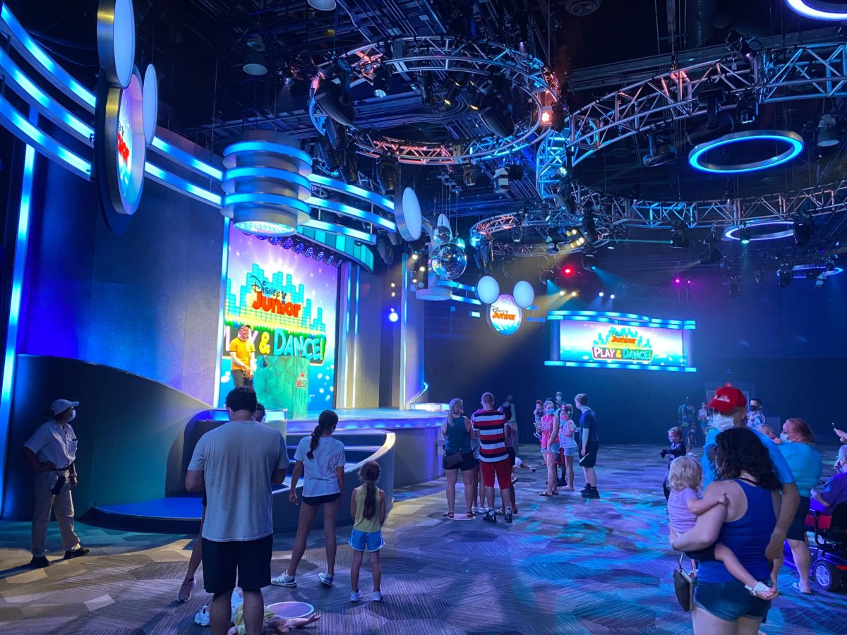 ハリウッドスタジオ ディズニージュニア ダンスパーティーがdjとキャラクターのみで再開 その名も Wdw News Today In Japanese