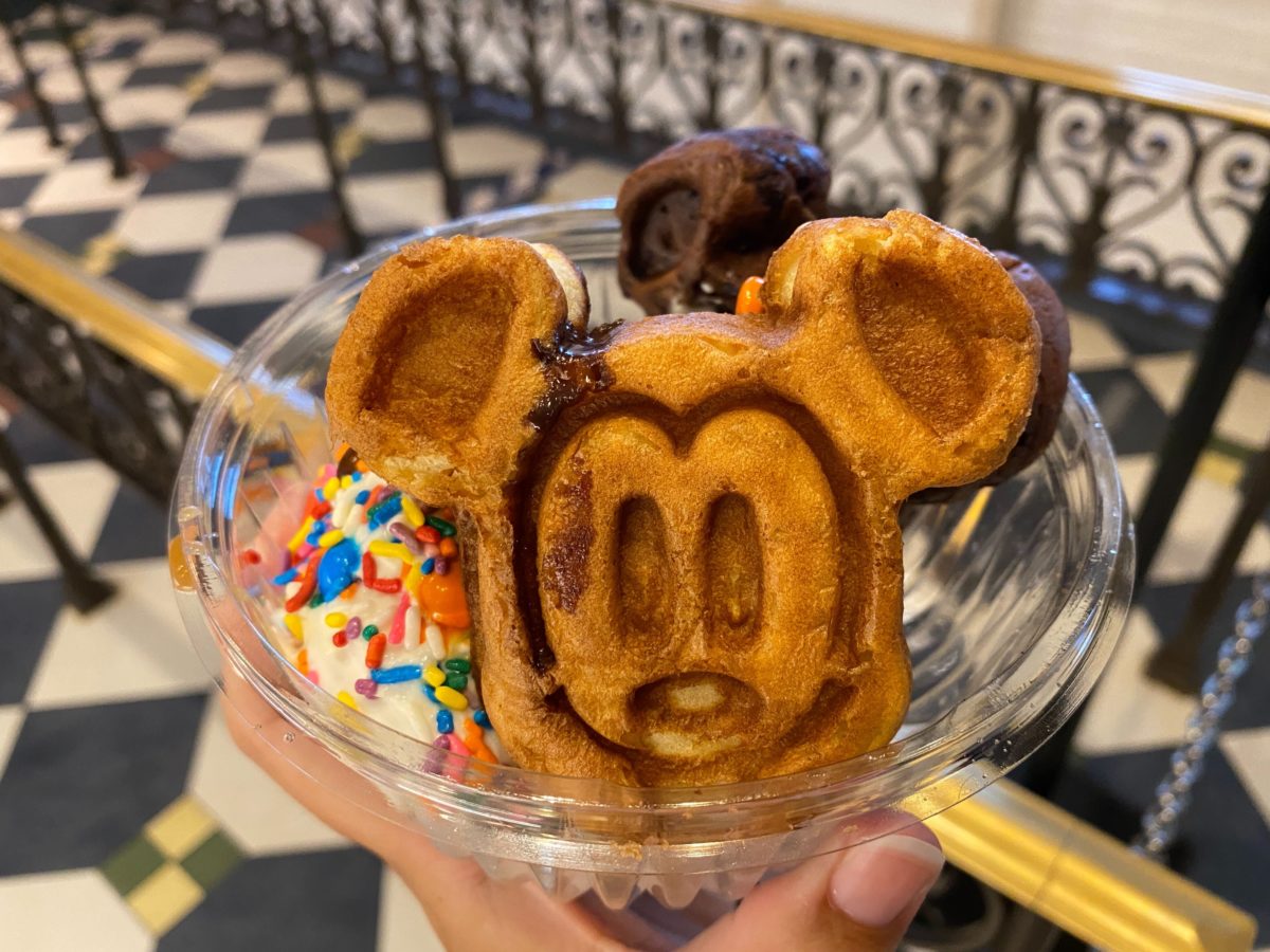 レビュー ボードウォークベーカリで新発売 ミッキーのワッフルサンデーとクッキードウ味のアイスクリーム Wdw News Today In Japanese