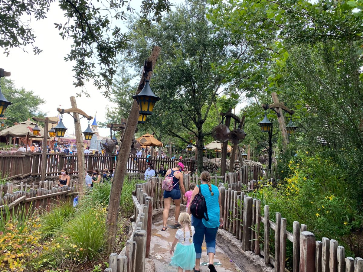 seven dwarfs queue line magic kingdom